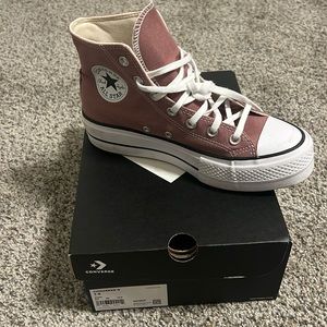 Woman’s converse in Saddle pink color